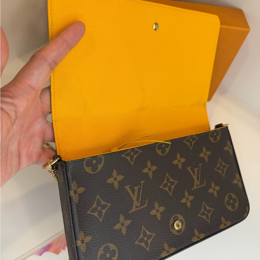 🎀 LOUIS VUITTON '22 VIVIENNE NYC HOLIDAY ANIMATION MONOGRAM FELICIE POCHETTE - Picture 15 of 16